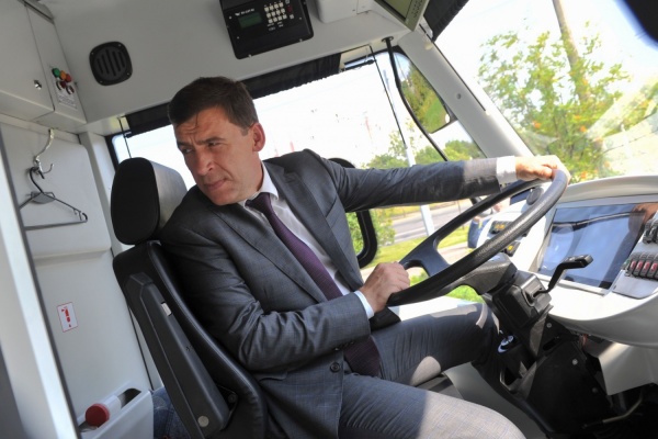 Куйвашев в Минске устроил тест-драйв электробуса и предложил белорусам производить их на Урале - Фото 1