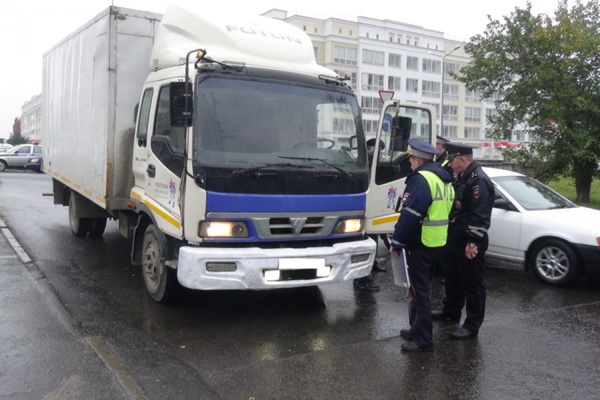 В Екатеринбурге грузовик сбил двух девочек на пешеходном переходе - Фото 1