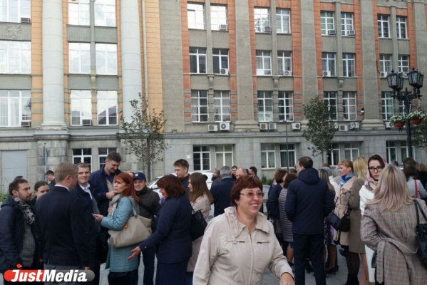В Екатеринбурге парализована работа мэрии. Чиновников эвакуировали из кабинетов на улицу. ФОТО - Фото 1