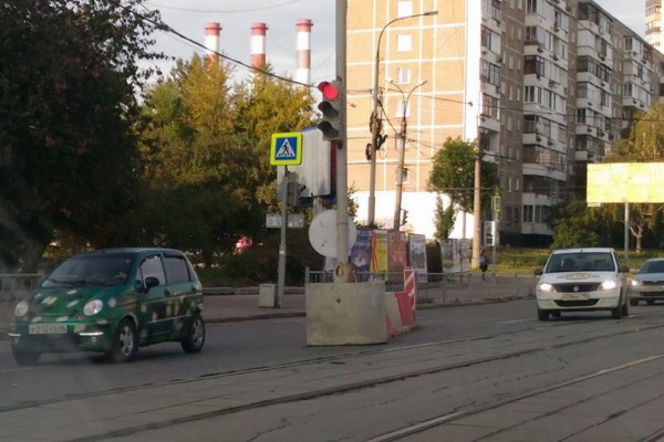 Екатеринбуржцев удивил светофор посреди проезжей части на улице Белореченская - Фото 1
