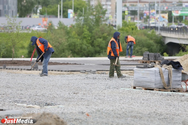 В Горноуральске старшеклассников заставляют строить спортивную площадку. Семиклассница получила травмы. ВИДЕО - Фото 1