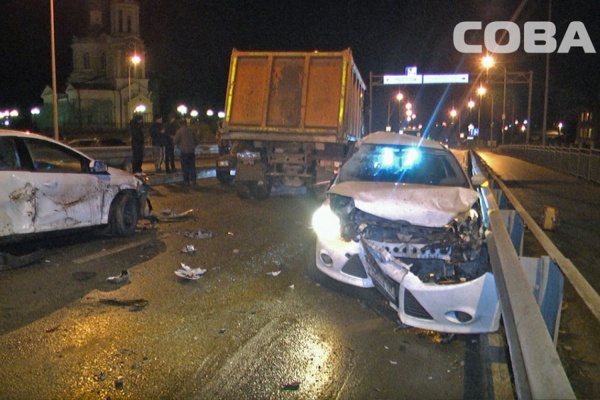 В Верхней Пышме МАЗ «выбил страйк» из трех автомобилей и сбил одного из водителей. ФОТО - Фото 1