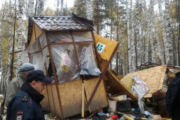 «Сложился, словно карточный». Пьяные рыбаки взорвали летний домик на берегу Волчихинского водохранилища - Фото 1