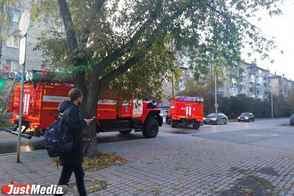 В центре Екатеринбурга горит подвал пятиэтажки. ФОТО - Фото 1