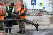 Под Екатеринбургом рабочие облили гудроном 40 машин 