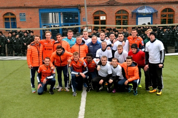 Футболисты «Урала» в товарищеском матче обыграли заключенных из ИК-2 - Фото 1