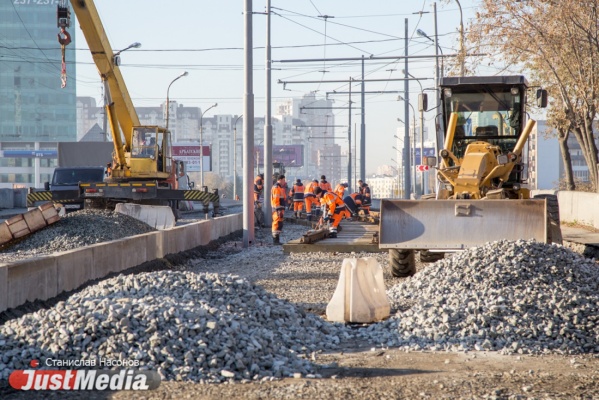 Куйвашев планирует потратить около 4 млрд бюджетных рублей на ремонт и строительство дорог в Екатеринбурге - Фото 1