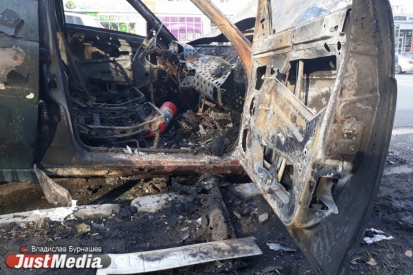 Ночью в Екатеринбурге сгорели Renault, Chevrolet и контейнерная площадка - Фото 1