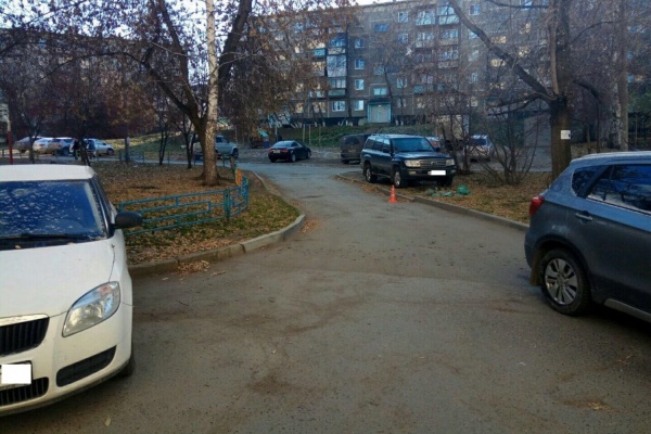 В Екатеринбурге разыскивают водителя, который во дворе дома сбил пенсионерку и скрылся с места ДТП - Фото 1