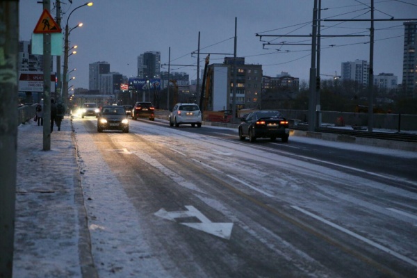 По Макаровскому мосту снова начали ездить трамваи и авто. ФОТО - Фото 1