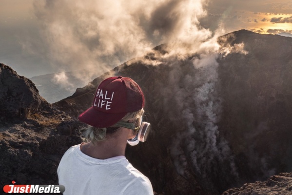 Блогеры из Екатеринбурга поднялись на кратер проснувшегося вулкана Агунг на Бали. ФОТО, ВИДЕО - Фото 1