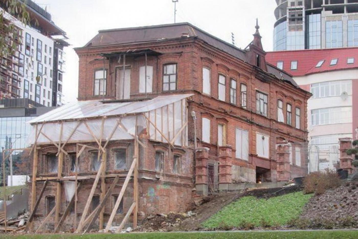 «Это изменит облик памятника». Известный архитектор Екатеринбурга просит горожан не допустить создания зимнего сада в Косом доме - Фото 1