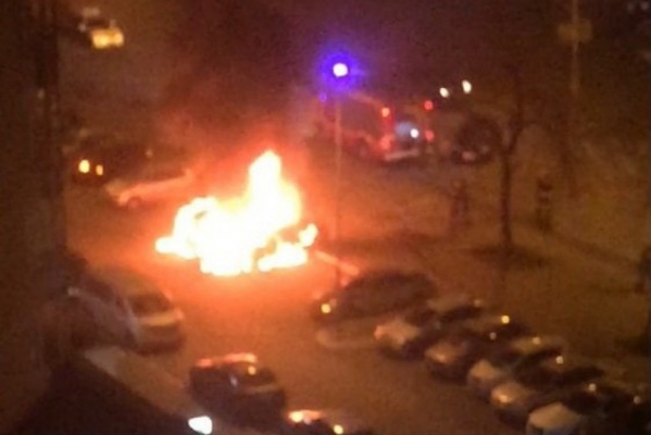 На Уралмаше на охраняемой парковке сгорели четыре иномарки - Фото 1