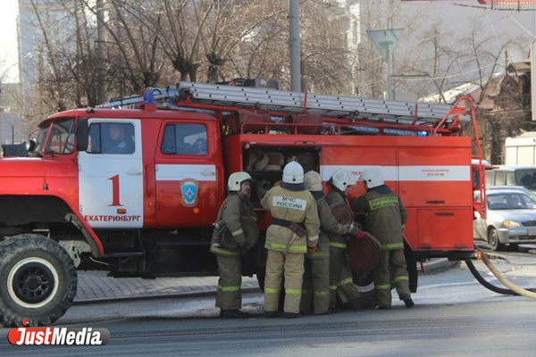 В Екатеринбурге при пожаре в теплотрассе погиб человек - Фото 1