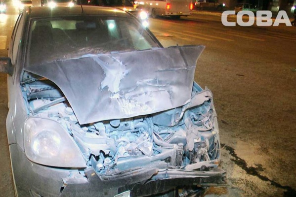 В Екатеринбурге на Щорса столкнулись три машины. Одна из них улетела на тротуар. ФОТО  - Фото 1
