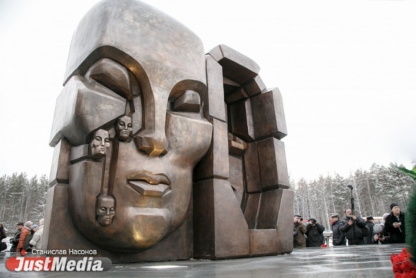 В Екатеринбурге установят отливочные формы «Масок Скорби». Место выберут горожане - Фото 1