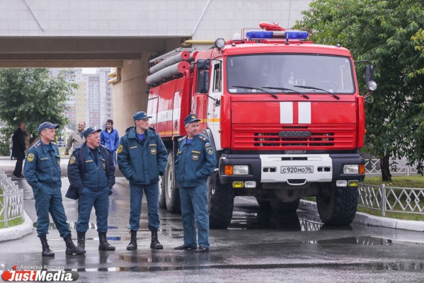 В Екатеринбурге на охраняемой парковке сгорели 5 иномарок - Фото 1