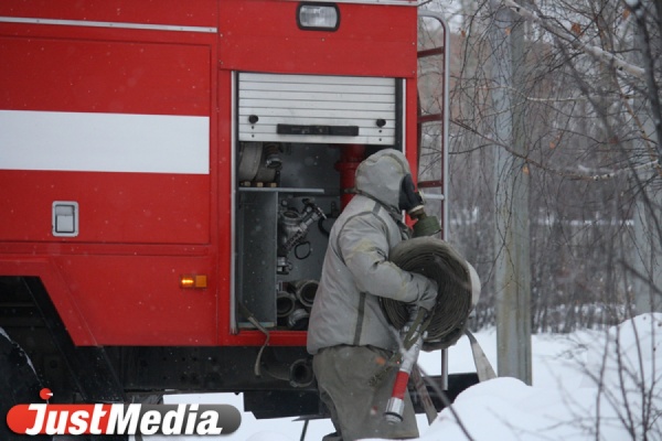 В Екатеринбурге во дворе дома на Машиностроителей сгорела дорогая иномарка - Фото 1