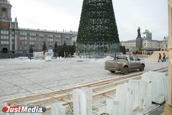 Высоцкий, именинный торт и горка-собор. В Екатеринбурге на главной площади растет ледовый городок - Фото 1