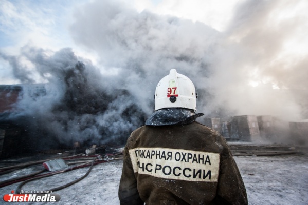 В Екатеринбурге восемь машин тушили пожар на чердаке реконструируемого дома - Фото 1