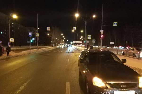 В Екатеринбурге водитель  Priora сбил 11-летнего мальчика, который переходил с мамой дорогу на зеленый свет. ФОТО - Фото 1