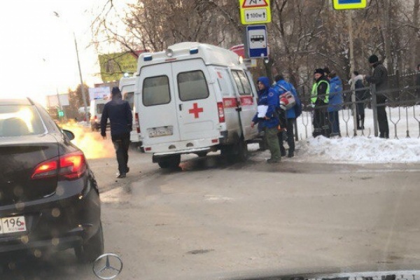 В Екатеринбурге скорая и иномарка не поделили дорогу. ВИДЕО - Фото 1