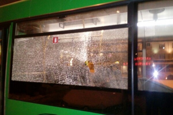 В Екатеринбурге хулиганы разбили стекла в автобусе, который стоял на конечной остановке - Фото 1