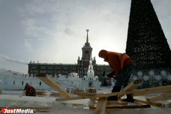 «По всей площадке разбросаны ледяные глыбы». В Екатеринбурге разбирают городок на площади 1905 года. ФОТО - Фото 1