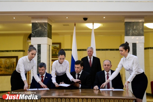 Куйвашев подписал соглашение, защищающее работников от массовых сокращений и низкой зарплаты - Фото 1