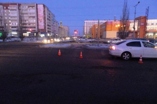 В Екатеринбурге водитель иномарки пронесся на красный и сломал пешеходу ногу. ФОТО - Фото 1
