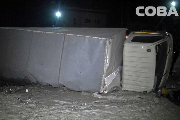 На дублере Сибирского тракта Toyota подбила грузовик с пивом. ФОТО - Фото 1