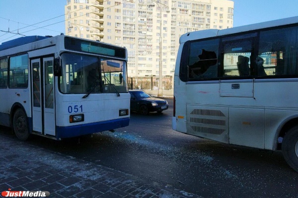 У Центрального стадиона автобус и троллейбус не поделили остановку. ФОТО - Фото 1