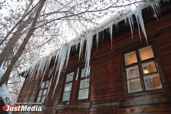 Мэрия напомнила екатеринбуржцам об ответственности за падение снега и льда с козырьков балконов - Фото 1