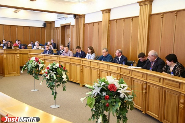Екатеринбургские депутаты не стали отстаивать прямые выборы мэра и старую схему выборов - Фото 1