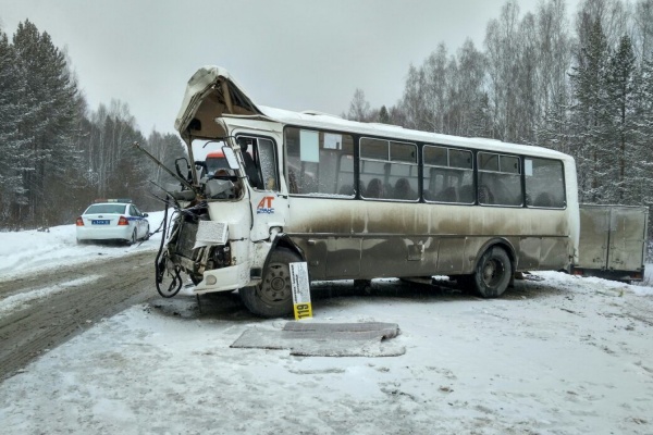 На Режевском тракте водитель автобуса убил себя, пойдя на обгон перед встречным грузовиком. ФОТО - Фото 1