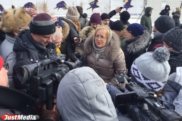 К активистам, залезшим на телебашню, приехала омбудсмен Мерзлякова. ФОТО - Фото 1