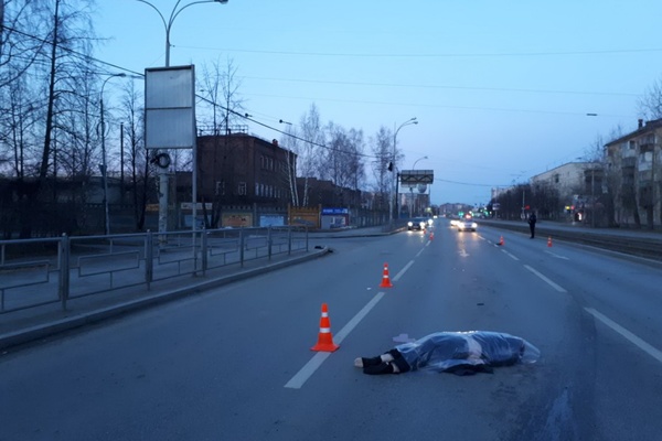 В Екатеринбурге водитель Mercedes насмерть сбил пешехода и скрылся с места ДТП. ФОТО - Фото 1