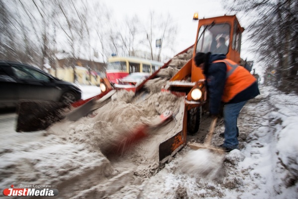 На расчистку дорог на Среднем Урале брошены усиленные коммунальные бригады - Фото 1