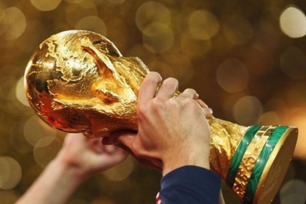 В Екатеринбург привезли Кубок ЧМ по футболу FIFA. Где и когда можно увидеть легендарный трофей - Фото 1