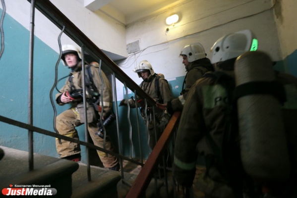 В Екатеринбурге из горящей пятиэтажки эвакуировали 10 человек - Фото 1