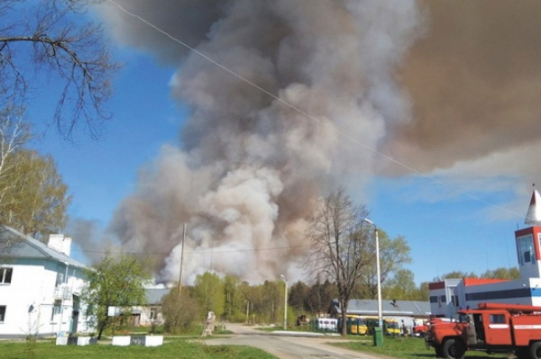 Уральская спасательная авиация перебазировалась в Удмуртию на тушение пожара на полигоне боеприпасов - Фото 1