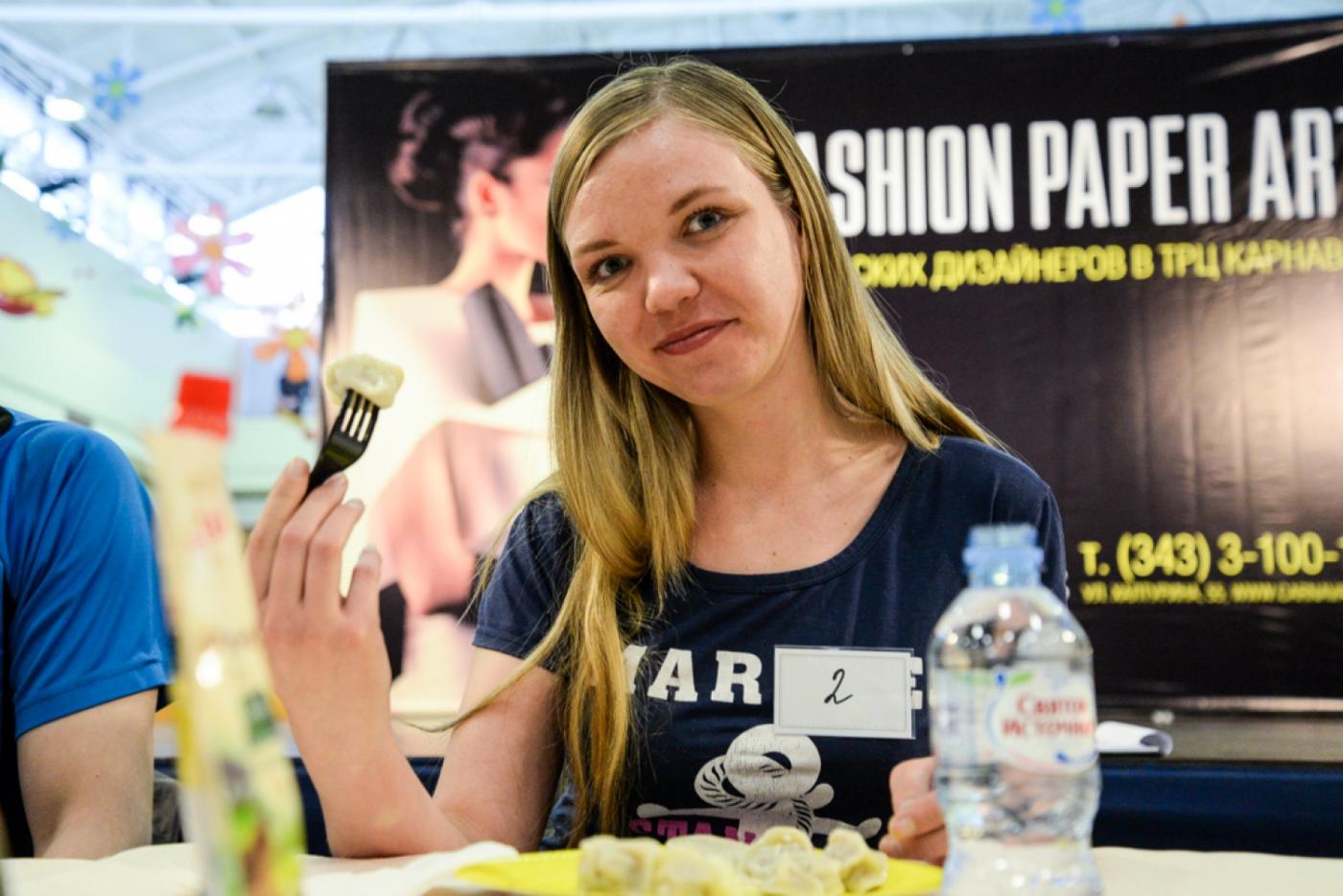 Участники чемпионата по поеданию пельменей сразились в гастрономическом турнире - Фото 1