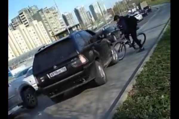 Делом наезда BMW на велосипедиста на велодорожке в Екатеринбурге занялась полиция. ВИДЕО - Фото 1