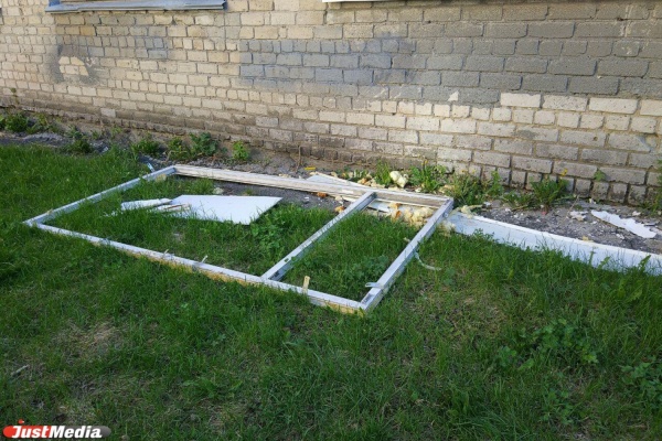 Жительница ВИЗа возмущена тем, что институт связи выбросил старую раму и строительный мусор на газон - Фото 1
