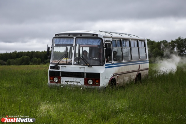 В Свердловской области за долги по зарплате приставы арестовали у компании-перевозчика 5 автобусов и 4 автомобиля  - Фото 1