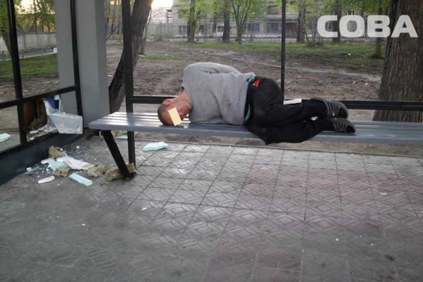 В Екатеринбурге пьяный мужчина залез в киоск и похитил оттуда 15 шоколадок - Фото 1