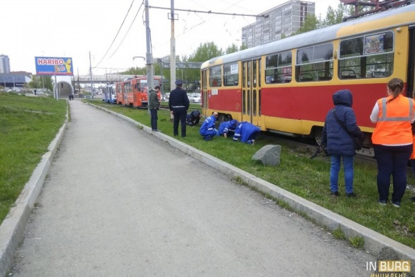 Екатеринбуржец застрял под трамваем на Бебеля - Фото 1
