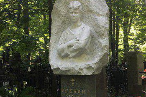 Девушка осквернила могилу Есенина на Ваганьковском кладбище - Фото 1