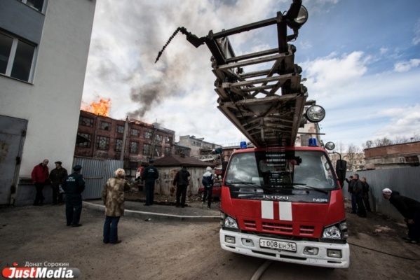Жаркие праздники. За ночь в Нижнем Тагиле огонь уничтожил три дома и четыре автомобиля - Фото 1