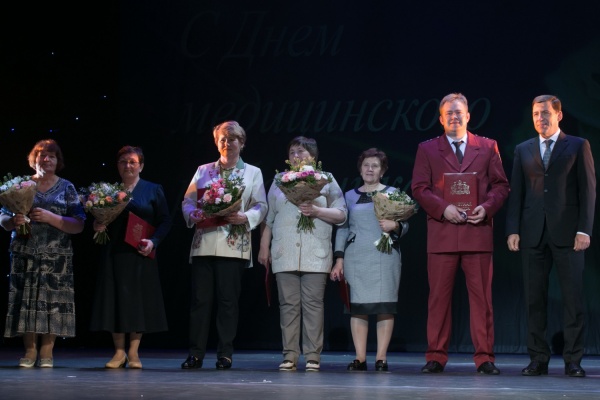 В честь Дня медицинского работника Евгений Куйвашев наградил лучших представителей здравоохранения региона - Фото 1